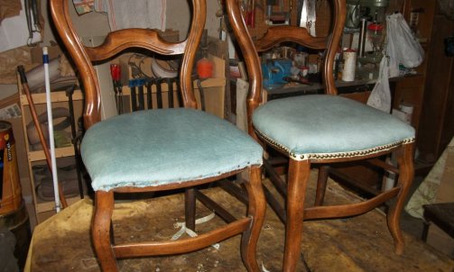 2  petits modèles de chaises L.Philippe, à la forme originale ,soulignées à l'avant  d'un barreau joliment chantourné...                     Restaurateur de meubles à Graulhet.