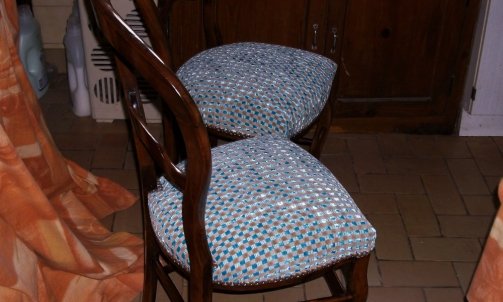 Une fois cloutées, ces 2 chaises recouvertes d'1 tissu velours en relief qui joue avec la lumière, de Chanée, vont regagner la chambre des propriétaires...                         Tapissier décorateur à Graulhet.       