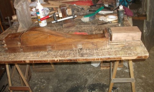 La plaquette du pied droit est restaurée...                                  Restaurateur de meubles à Lavaur.