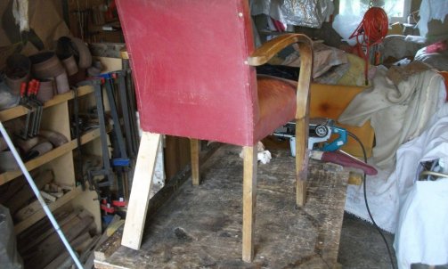 3 fauteuils"bridge" à restaurer, rénover et laquer: voilà ce qui m'attend.Un des 3 spécimens ,trop vermoulu et dégradé ne présente plus  aucun gage de sécurité...                                                       Restaurateur de meubles  à Graulhet.