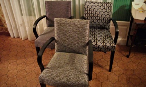 Pour ce type de fauteuil la réfection mousse amène le confort indispensable ...                               Tapissier décorateur à Graulhet.