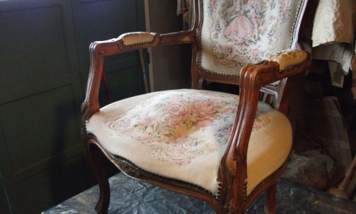 Siège  de style Louis XV,d'1 ensemble comprenant 2 fauteuils et 1 canapé: petites restaurations et garniture mousse pour la réfection.                                           Tapissier décorateur à Lavaur.