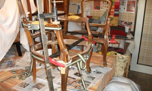 Les 2 fauteuils en cours de restauration...                                      Restaurateur de meubles à Lavaur.
