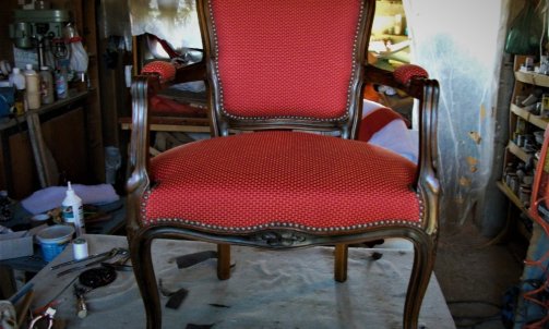 Le premier fauteuil: finition vernie comme le souhaitait le client...                                       Tapissier décorateur à Lavaur.