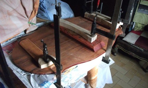 En cours de restauration, ce plateau d'une table guéridon tripode doit être décapè avant son laquage...                            restauration de mobilier à gaiillac