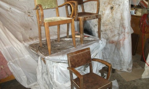     3 fauteuils "bridge" dont 2 seulement sont identiques, à rénover et regarnir en mousse.                                              Restaurateur de meubles à Gaillac.