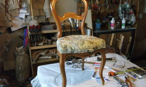 Collage partiel de l'assise et complet de la partie haute du dossier après avoir été tourillonnée, sans oublier de rafraîchir le vernis. Voilà ce qui attend cette chaise Louis Philippe.                      Rénovation de chaise à Graulhet.