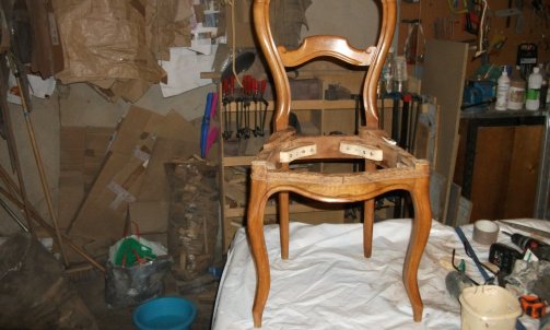 Une fois restaurée, la partie garnissage traditionnel va pouvoir débuter.                 Réfection chaise à Graulhet.