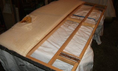Tête de lit abîmée à regarnir et glissières à acheter sans oublier la pose du tissu, choisi par la cliente.                  tapissier décorateur et garnisseur à Graulhet.            