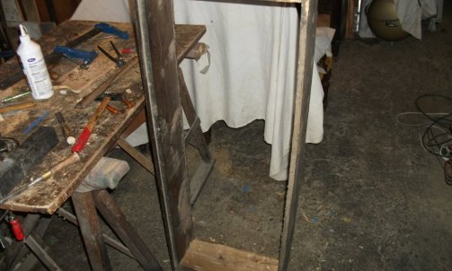 Le fond de tiroir du bas d''armoire est à refaire entièrement car partiellement cassé et trop vermoulu...                          restaurateur de meubles à Gaillac.