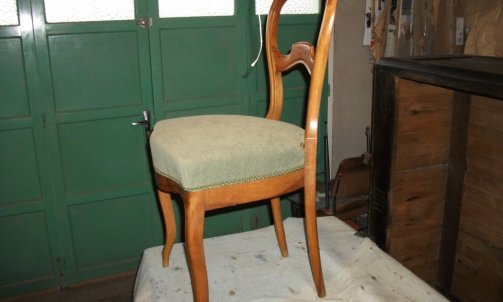 Le tissu pastel uni Amara de Casal, souligné par 1 lézarde de Houlès dans 1 ton + soutenu finissent d'habiller cette chaise.                                                  Réfection chaise à Graulhet.