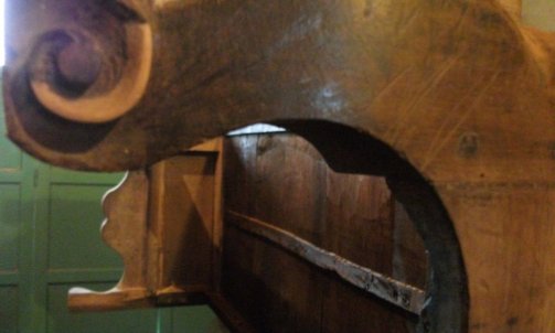 Un des 2 pieds "escargot" partiellement refait et l'autre totalement sculpté...                       restaurateur de meubles à Gaillac