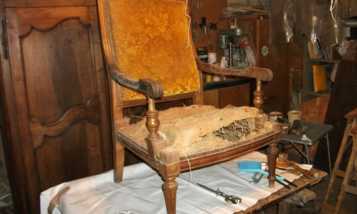 Ce fauteuil Louis Philippe, en noyer est 1 élément d'1 paire à regarnir.                         Tapissier décorateur à Lavaur.