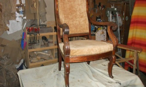 Ce fauteuil Louis Philippe plaqué acajou sur la ceinture et massif pour le reste, va être restauré....                            restaurateur de mobilier à Gaillac