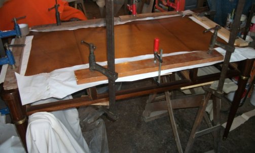 Le plateau tourillonné en cours de collage...                             Restaurateur de meubles à Gaillac