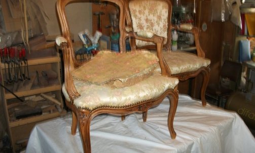 Voici 1 paire de fauteuils de style L.XV que je vais devoir simplement habiller ...                                       Tapissier décorateur à Lavaur