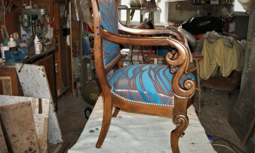 Le siège et le superbe tissu à larges motifs de Lelièvre, est dans ce cas-là destiné à un usage normal...                      tapissier décorateur à Graulhet