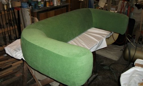 Après avoir été presqu'entièrement démonté, la couverture du canapé est en cours...                                         tapissier décorateur à Graulhet