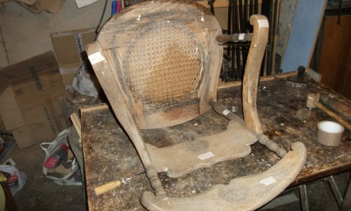 Le rocking chair est un siège peu courant. Celui-ci nécessite un cannage à refaire et le tournage d'un nouveau pied postérieur.                                                                                                Restaurateur de meubles à Albi