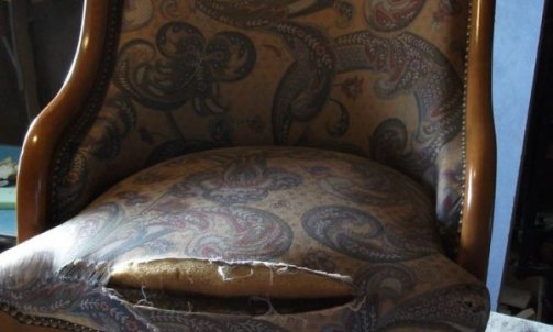 La couverture de ce siège de style Louis Philippe est à effectuer ainsi que la pose de clous.                Tapissier décorateur à Graulhet