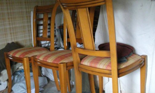 Fraîchement arrivées à l'atelier, voici 3 des 4 chaises dont il faudra refaire la réfection en mousse, celle existante étant vraiment trop molle et inconfortable...                                                    réfection  de sièges à Briatexte
