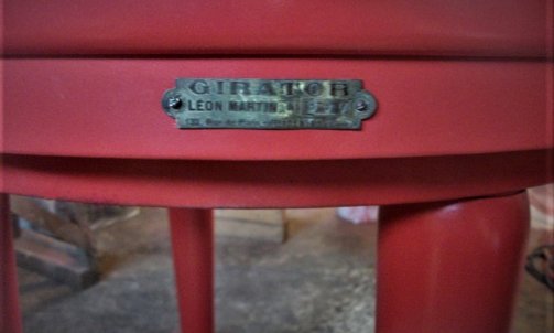 Surtout ne pas oublier de remonter la plaque d'identification de ce meuble rare, fabriqué en quelques exemplaires numérotés par Léon Martin, industriel français du 20ème siècle.                                                      Relooking de meubles à Briatexte   