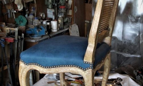 Un superbe simili bleu, au grain étonnant et imitant le cuir à la perfection apporte un joli contraste à ces chaises destinées à une salle à manger .                                                                          Tapissier décorateur à Graulhet.       