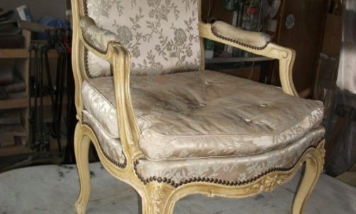 Voici un des 2 fauteuils de st. Louis XV avec une finition craquelée qu'il va falloir rénover avec une nouvelle garniture traditionnelle et un nouveau tissu.                                           Tapissier décorateur à Briatexte